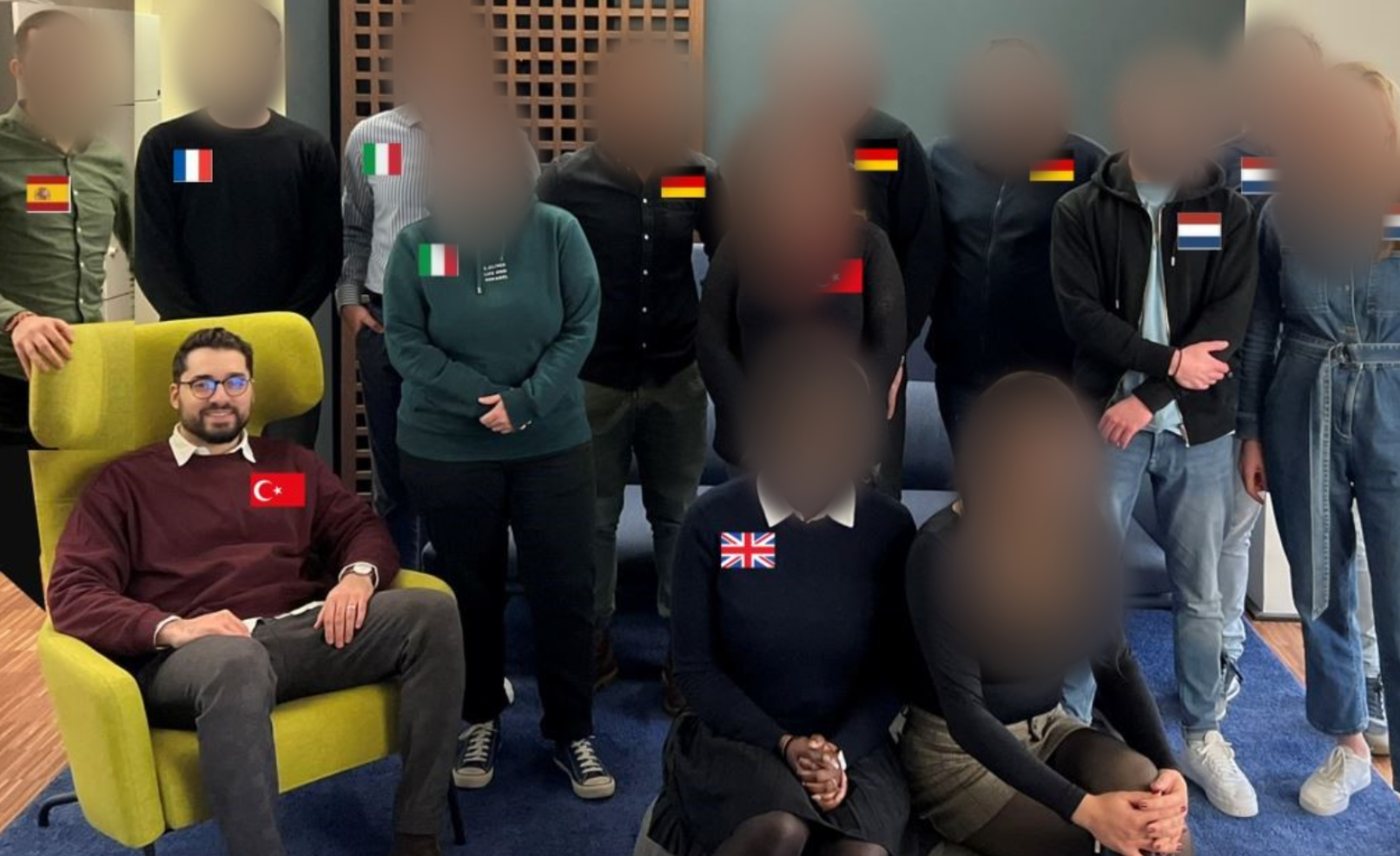 Koray mit internationalem Team